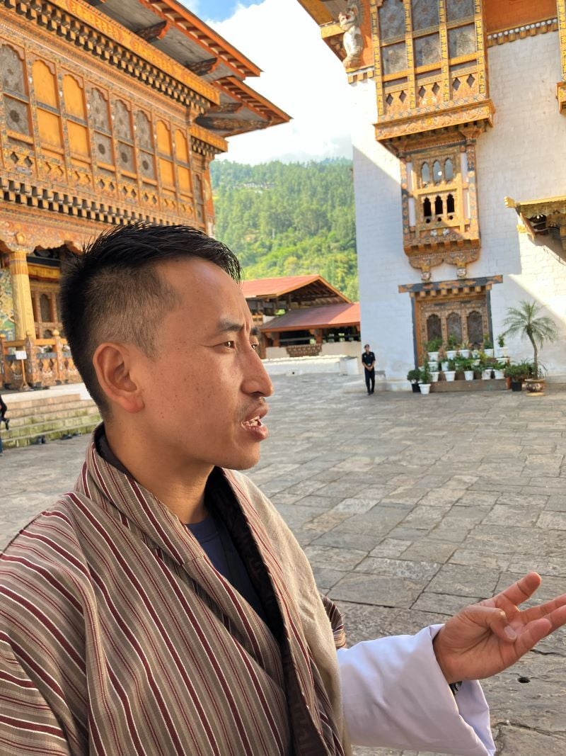 extremenatureadventures_guide_explainsdzong_fortress